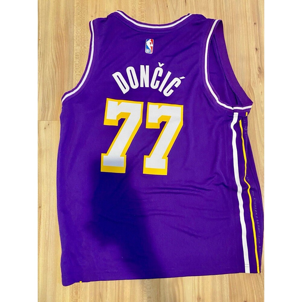 Luka Doncic 77 Los Angeles Lakers Jersey purple, medium basketball